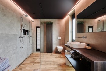 Plameco Spanndecken: Badezimmer im Industriestil mit schwarzer Decke