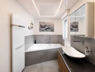 spanndecke_badezimmer_hochglanz_led-beleuchtung