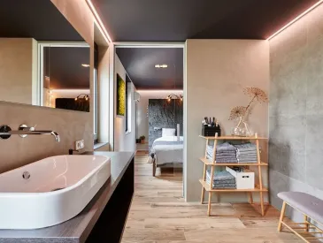spanndecke_schwarz_bad-schlafzimmer_indirekt-licht