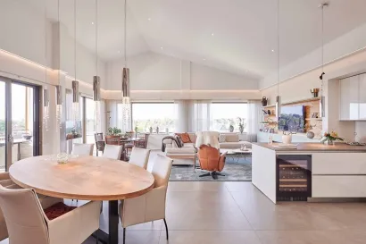 Woonkamer met spanplafond