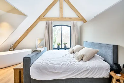Spanplafond slaapkamer: akoestiek, licht &