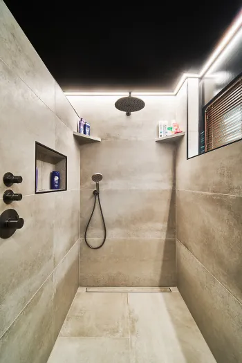 Plafond renovatie badkamer: vochtbestendig & in 1 dag geplaatst
