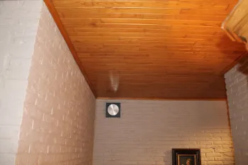 Wie isolieren Sie eine Holzdecke?
