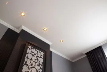 Abgehängte Decke im Wohnzimmer:  6 Vorteile und Tipps