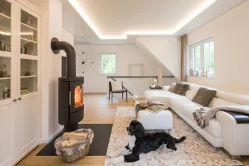 Wohnzimmerdecke renovieren: mehr als nur die Decke zu streichen