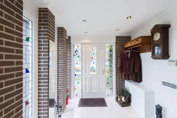 Hoog of laag plafond in de hal: de voor- en nadelen