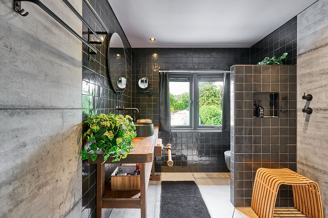 Vochtbestendig spanplafond in moderne badkamer met verlichting