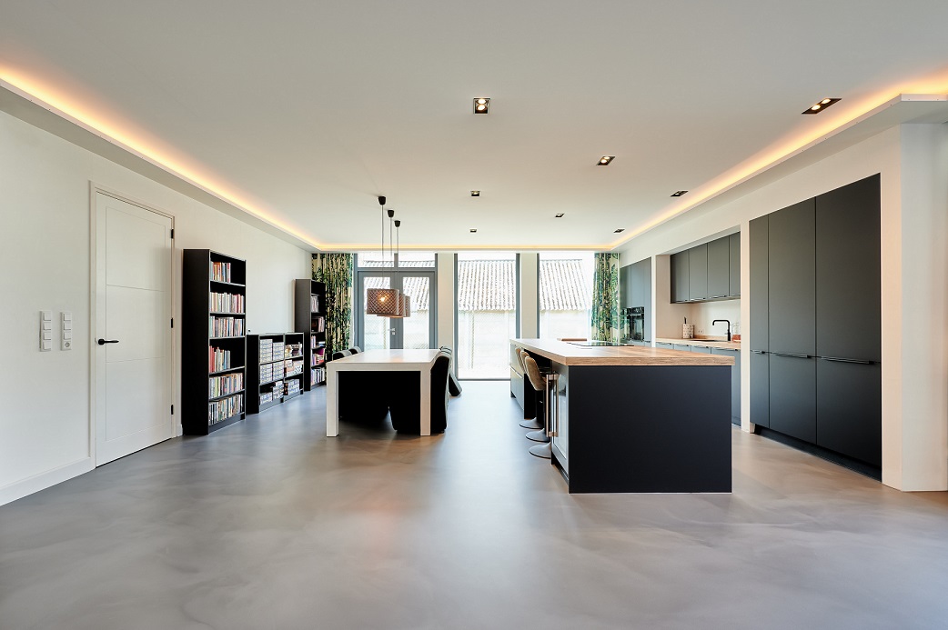 Spanplafond met led spotjes, led-strips voor indirect licht en een ingebouwde hanglamp in moderne zwarte keuken