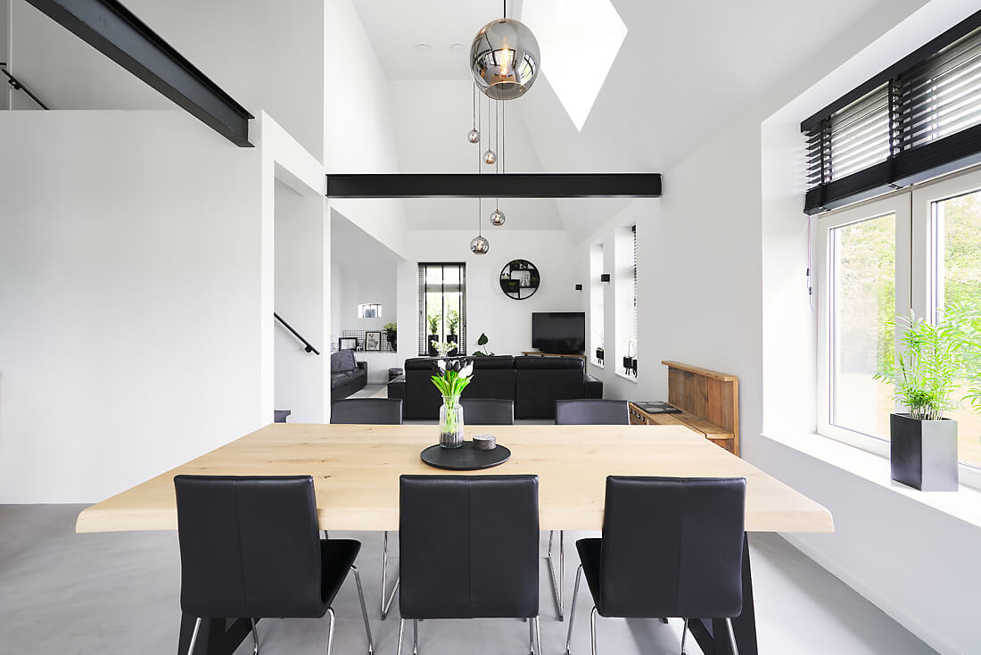 Vochtbestendig spanplafond met led-strip en hanglamp in moderne badkamer