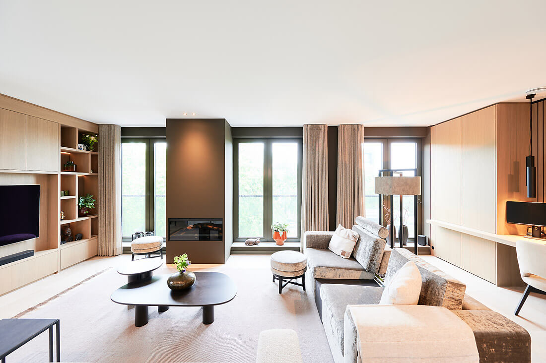 Mat wit Plameco spanplafond in woonkamer met Japandi interieur en beige tinten