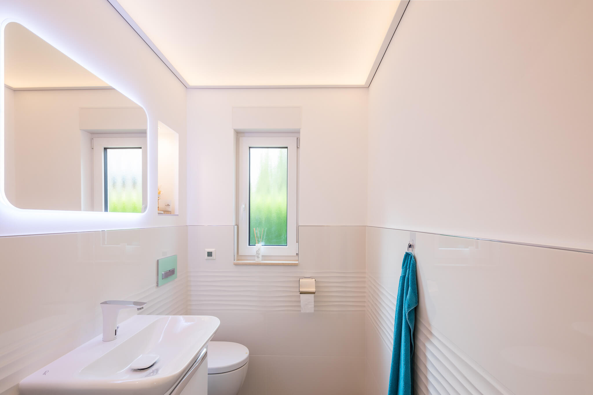 Plameco spanplafond: lichtplafond in de badkamer