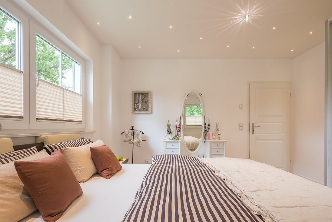 slaapkamer landelijke stijl plameco spanplafond romantisch ledverlichting sterrenhemel