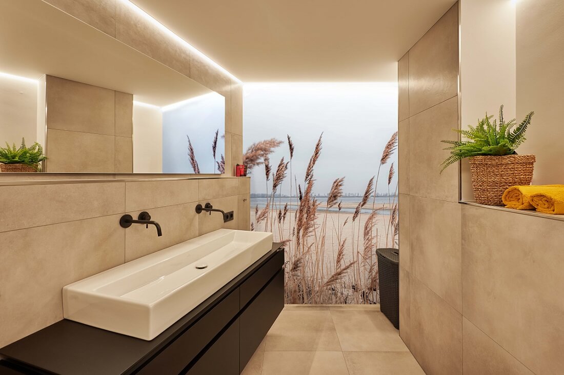 Plameco plafonds: badkamer met spanplafond, fotowand en LED-verlichting