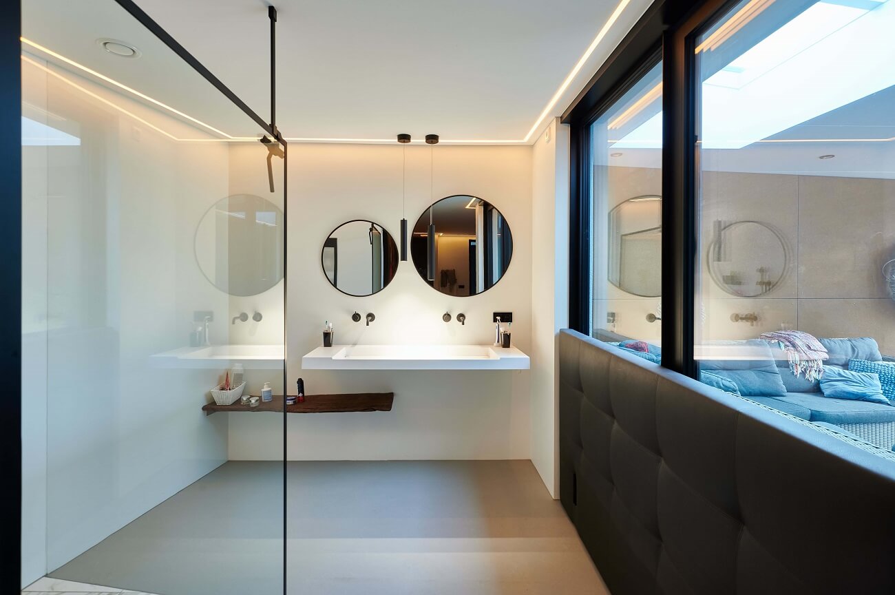 minimalistische badkamer spanplafond plameco
