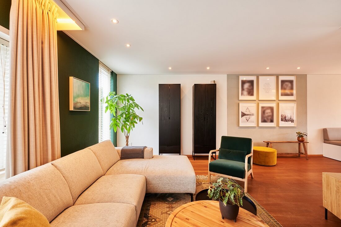 Plameco spanplafonds: witte, ronde spots in de woonkamer met verlicht gordijnpaneel