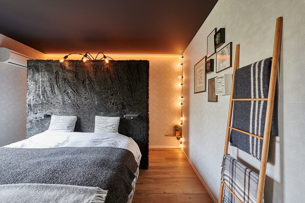 Plameco spanplafond: slaapkamer met donker spanplafond. Stijlvol en gezellig.
