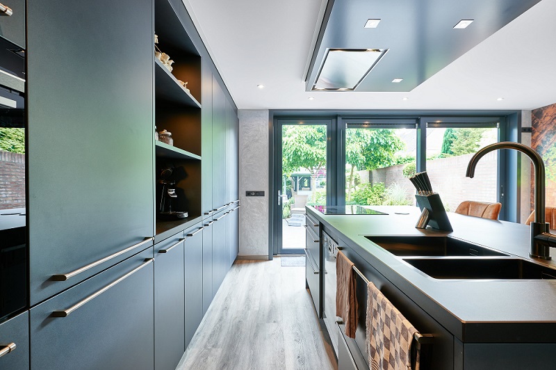Akoestisch Plameco spanplafond met geluidsdempend materiaal in moderne keuken