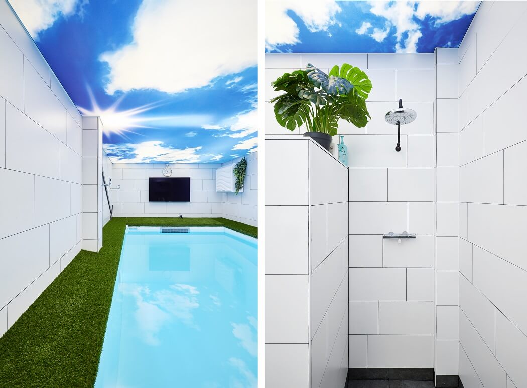 Plameco spanplafond: douchen en zwemmen onder een blauwe hemel met schapenwolken, fotoplafond