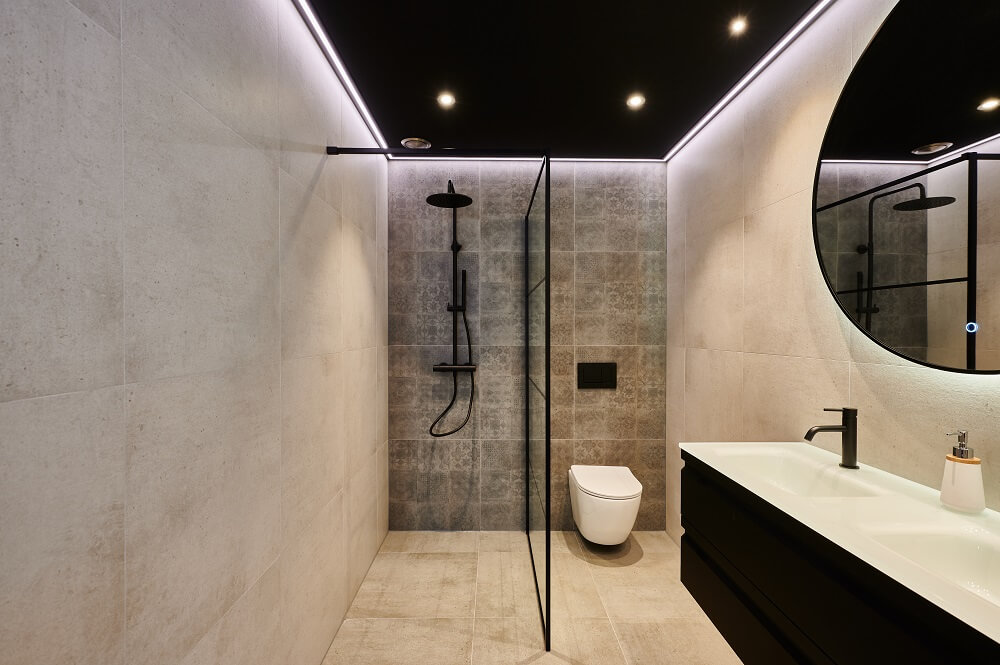 Plameco spanplafond: minimalistische badkamer met zwart plafond, ledverlichting en inbouwspots