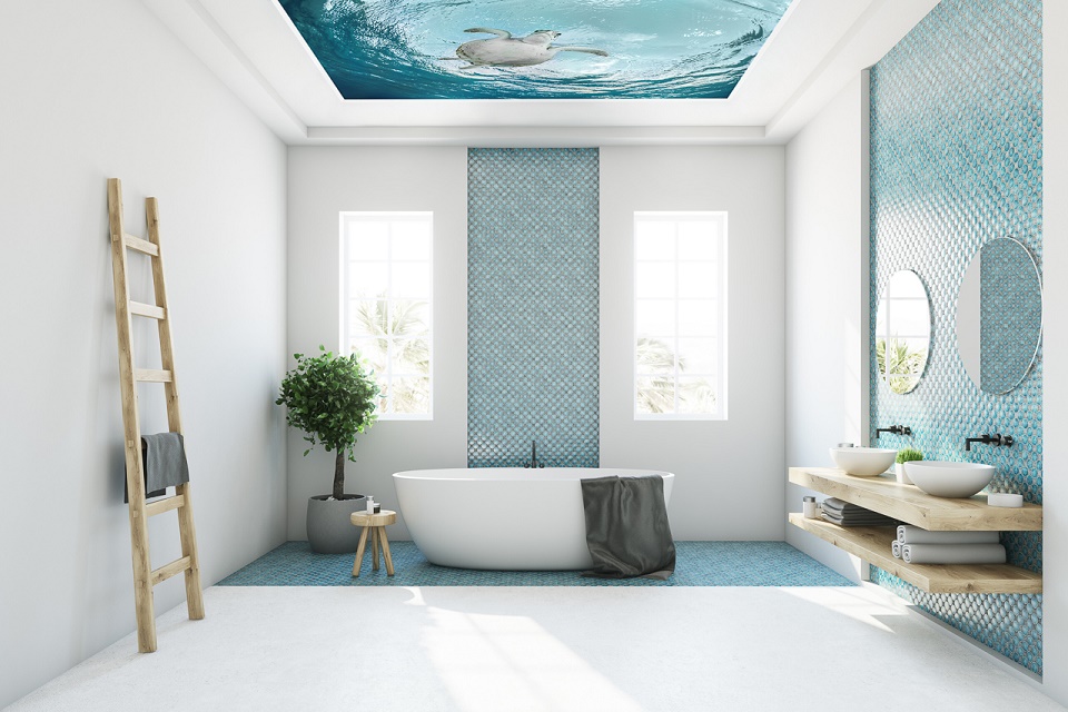 Plameco spanplafond: bedrukt fotoplafond met zwemmende schildpad in badkamer