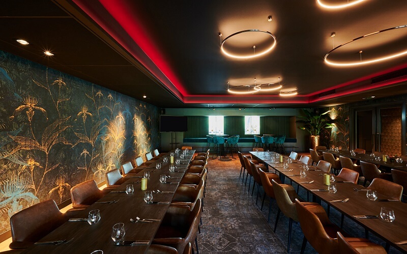 Mat zwart Plameco spanplafond boven eetzaal van restaurant met rode indirecte ledverlichting rondom