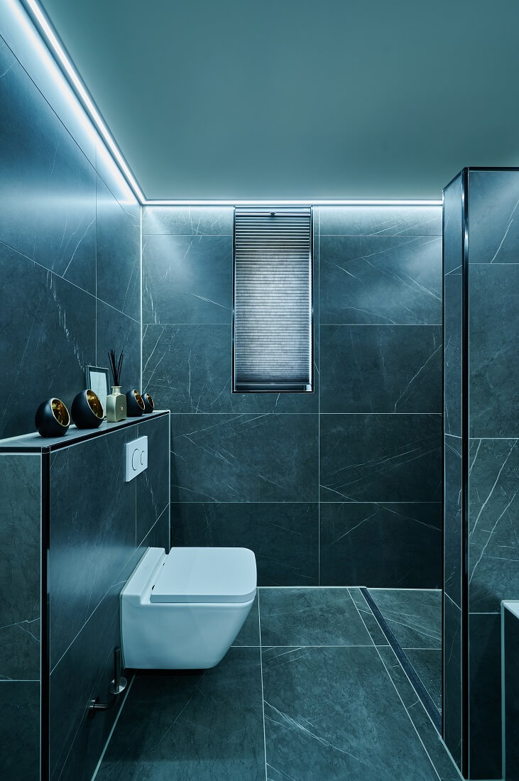 Vochtbestendig Plameco spanplafond in de badkamer met koud-witte RGBWW-verlichting in een led-strip rondom de ruimte