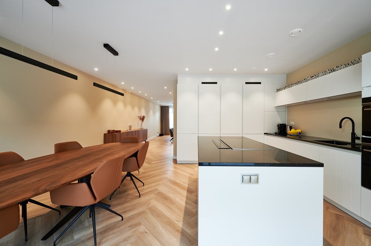 Mat wit Plameco spanplafond nieuwbouw benedenverdieping met witte inbouwspots in keuken. 