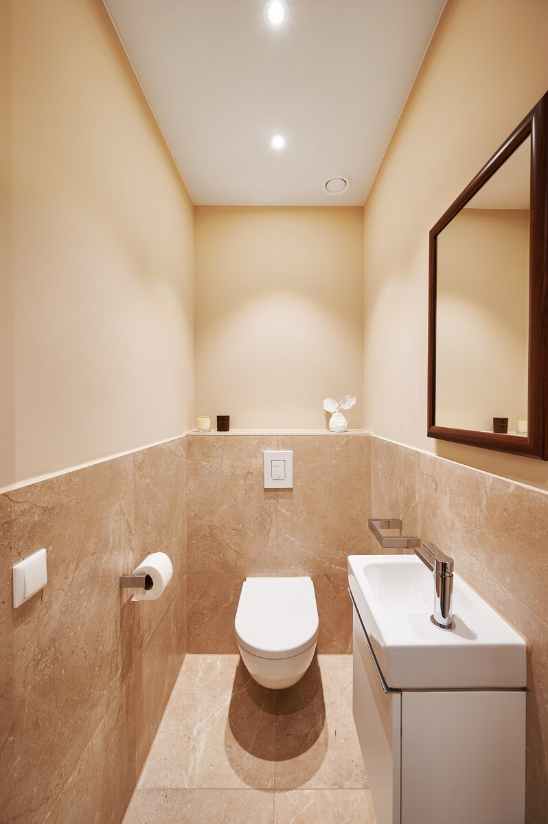 Plameco spanplafond in toilet van nieuwbouwhuis met twee inbouwspots en ventilatie