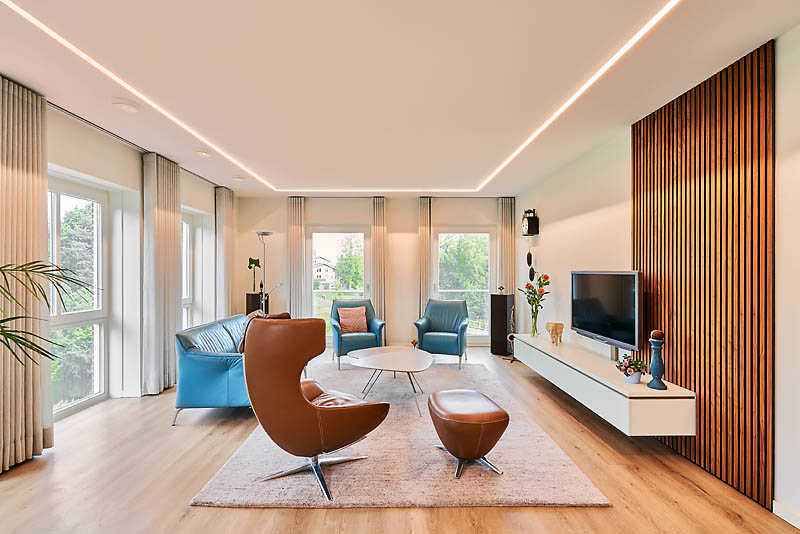 spanplafond met led-strip en hanglamp in moderne woonkamer